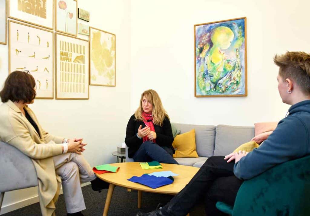 gruppeterapi_infoside-samtale-3-kursister-jpg